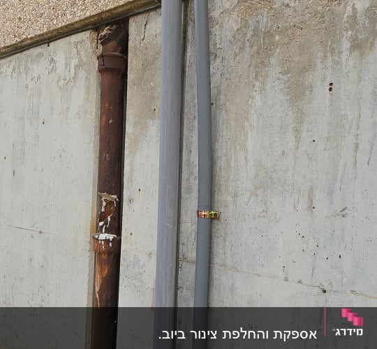 צינורות פלסטיק ואביזרי חיבור על קיר חיצוני